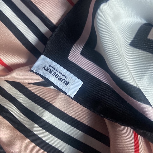 Burberry wide long scarf limited edition - Picture 4 of 8